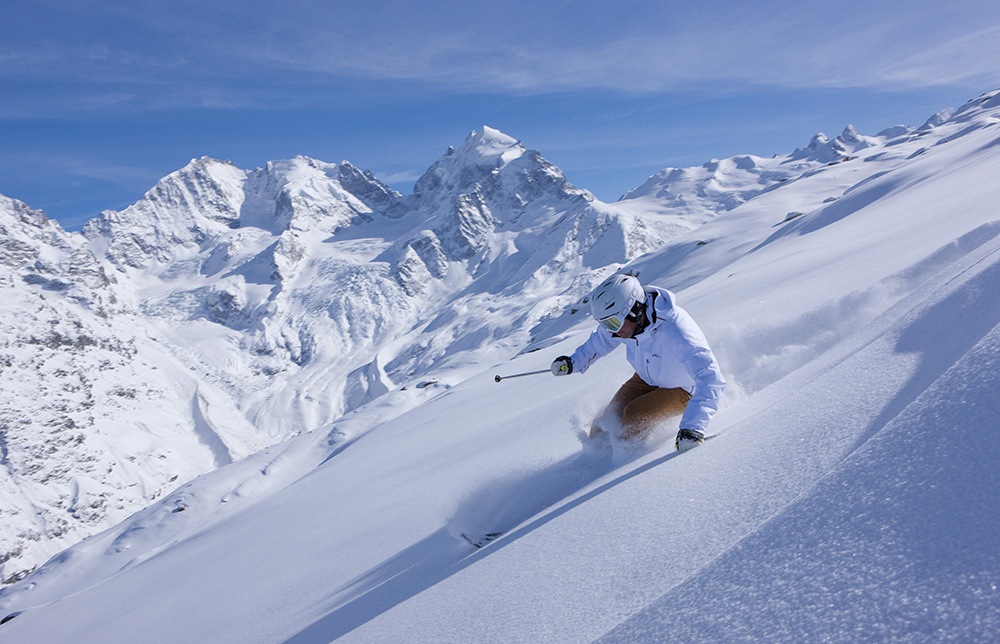 ENGADIN St. Moritz - Skifahrer beim Tiefschneefahren im Skigebiet Corvatsch mit Blick auf den Tschiervagletscher, Piz Bernina (4049m), Piz Scerscen (3971m) und Piz Roseg (3937m).

Skier in deep powder in the Corvatsch ski area with view of the Tschierva Glacier, Piz Bernina (4049m), Piz Scerscen (3971m) and Piz Roseg (3937m).

Sciatori alle prese con la neve fresca nel comprensorio di Corvatsch, con scorcio su ghiacciaio del Tschierva, Piz Bernina (4049m), Piz Scerscen (3971m) e Piz Roseg (3937m).

Copyright by: ENGADIN St. Moritz By-line: swiss-image.ch/Christof Sonderegger