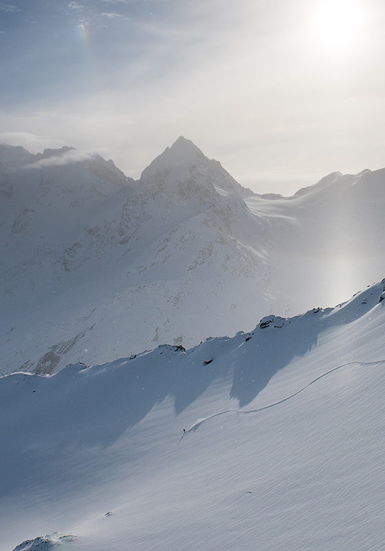 ENGADIN St.Moritz - Ein Freeskier zieht seine Spuren im Schneesportgebiet Corvatsch, Eiskristalle liegen in der Luft vor dem Piz Bernina (4049 m) mit Biancograt und dem Piz Roseg (3937 m).

A freeskier making tracks in the Corvatsch snow-sports area; ice crystals hang in the air against a backdrop of Piz Bernina (4049 m) with the Biancograt ridge and Piz Roseg (3937 m).

Un amante di free ski lascia le sue tracce nel comprensorio di sport invernali di Corvatsch, nella aria ci sono cristalli di ghiaccio sullo sfondo del Piz Bernina (4049 m) con il  Biancograt e il Piz Roseg (3937 m).

Copyright by ENGADIN St. Moritz By-line: swiss-image.ch/Romano Salis